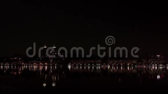 在河的另一边欣赏城市夜景视频的预览图