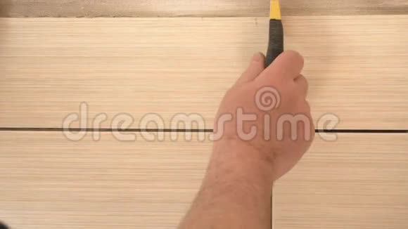男人在厨房洗瓷砖视频的预览图