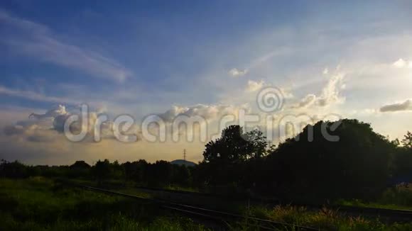 铁路上美丽的风景和云层移动的时间流逝视频的预览图