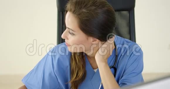 年轻的女医生把一只手放在脸上视频的预览图
