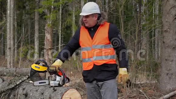 伐木工人带上防护面罩视频的预览图
