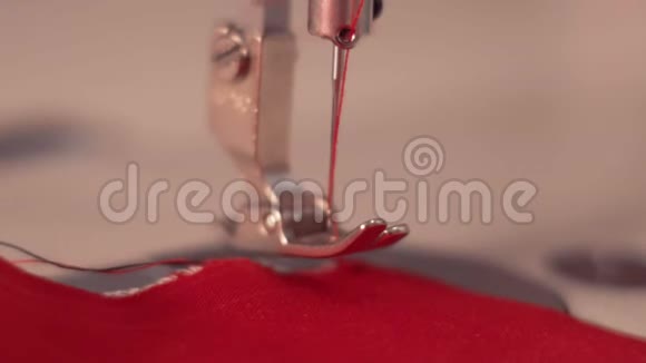 缝纫机的工作宏观细节针头移动并缝制织物材料的切割视频的预览图