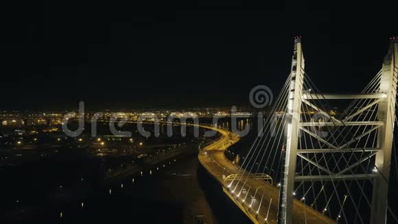 无人驾驶观景车在夜间城市的现代吊桥上行驶视频的预览图