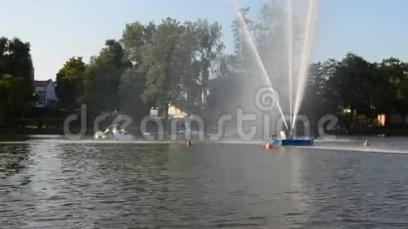Ilawa的Jeziorak湖漂浮喷泉喷射机视频的预览图