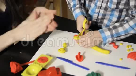 母亲和她的儿子用粘土塑造特写镜头视频的预览图