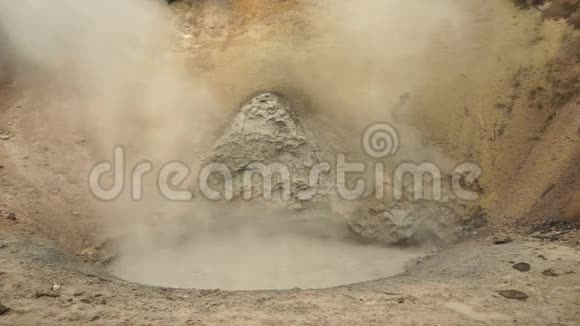 泥火山地热间歇泉黄石国家公园视频的预览图