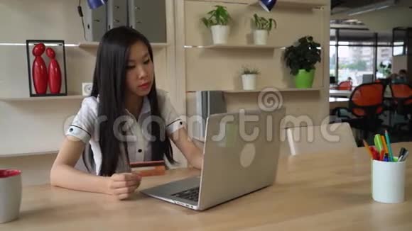 亚洲女人喜欢在办公室网上购物视频的预览图