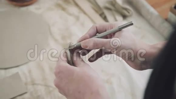 特写陶工一把泥工切削专用工具粘土用凿子视频的预览图