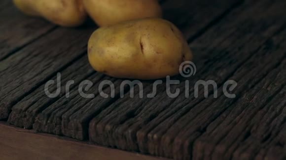 旧木桌上的新鲜土豆视频的预览图