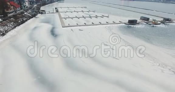 4拉托维亚里加道加瓦河冷冻船的空中冬季景观视频的预览图