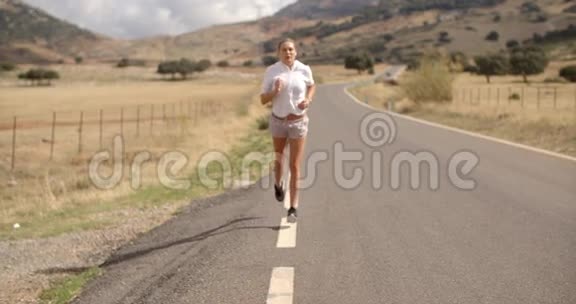 适合女孩在山路上跑步视频的预览图