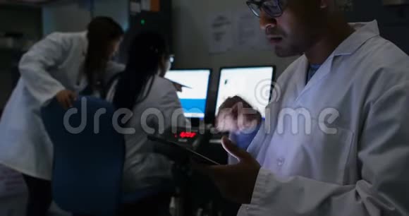 男性科学家使用数字平板电脑4k视频的预览图