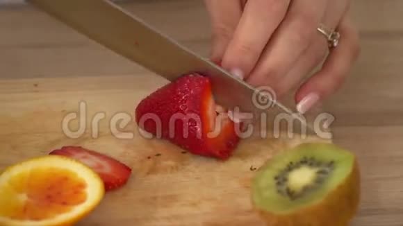 这位年轻女子早餐切水果一张照片上鲜艳的颜色切水果的美丽画面年轻母亲视频的预览图