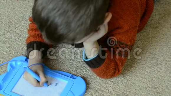 幼儿在图形板上画画视频的预览图