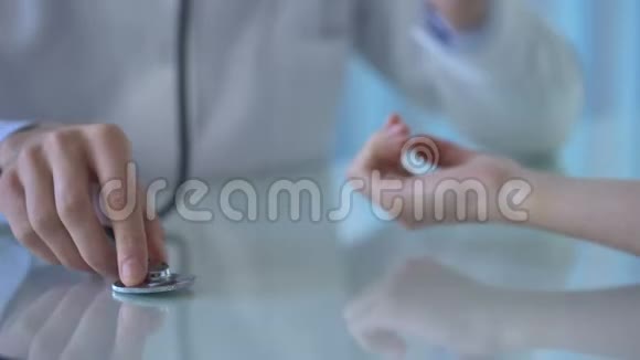 临床测量女性患者血压的专业男性医生视频的预览图