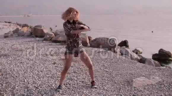 可爱的少女在tne海滩跳舞视频的预览图
