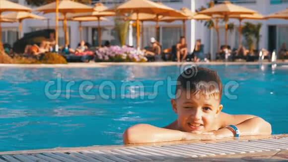 快乐儿童游泳池蓝水在酒店慢动作视频的预览图