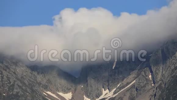 法国比利牛斯山脉山峰上空云层的时间推移视频的预览图