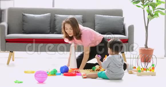 亚洲男孩和他妈妈玩玩具视频的预览图