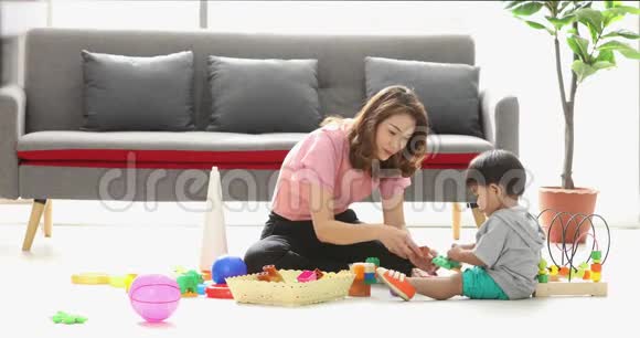 亚洲男孩和他妈妈玩玩具视频的预览图