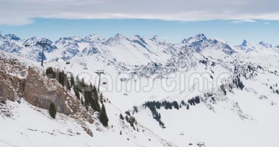 雪覆盖高山山脉滑雪电梯的时间间隔视频的预览图