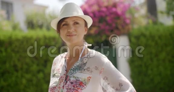 微笑体贴的女人穿着夏季时装视频的预览图
