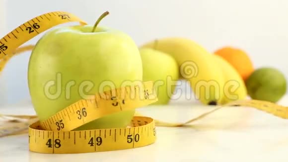 新鲜的柑橘类水果旋转视频镜头的概念健康饮食一个旋转的绿色成熟的苹果包裹在Ce中视频的预览图