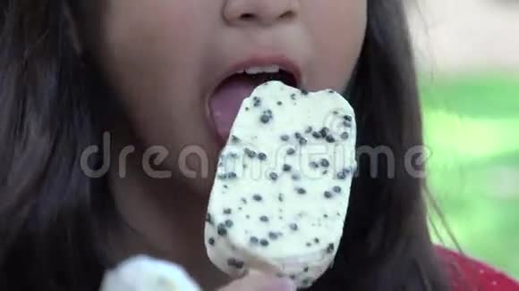 小女孩吃冰淇淋视频的预览图