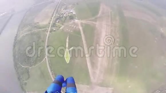 专业的跳伞运动员在绿野之上飞行夏天自然高空视频的预览图