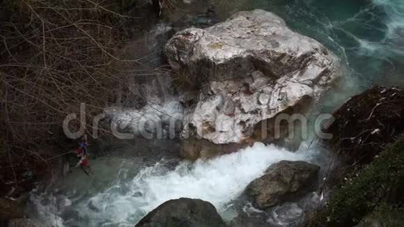 大自然和岩石中的野生瀑布视频的预览图