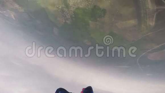 专业跳伞员飞越绿草以上打开降落伞夏天景观视频的预览图