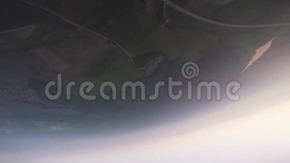 专业跳伞员打开降落伞以上的绿色平原航班景观视频的预览图