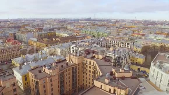 圣彼得堡住宅区的鸟瞰图视频的预览图