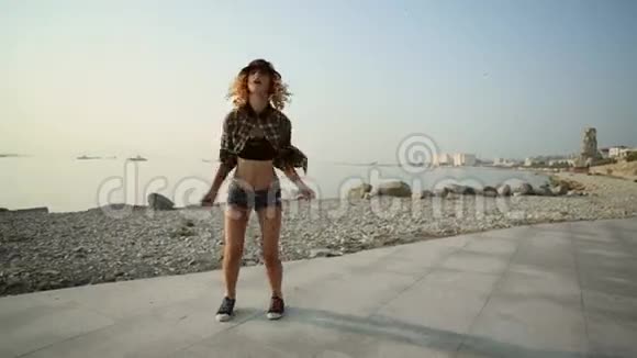 可爱的少女在tne海滩跳舞视频的预览图