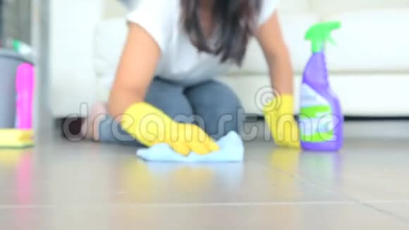 女人打扫地板视频的预览图