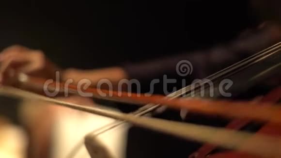 大提琴女声演奏大提琴特写基辅乌克兰视频的预览图