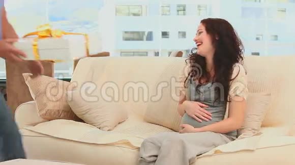 男人给怀孕的妻子送礼物视频的预览图