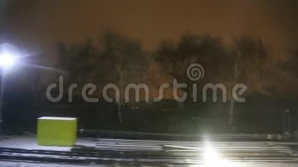 夜雪的伦敦轨道视频的预览图
