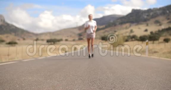 适合女孩在山路上跑步视频的预览图