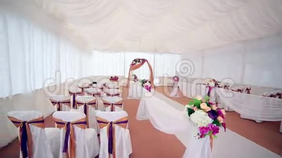 用鲜花装饰的婚礼拱门视频的预览图