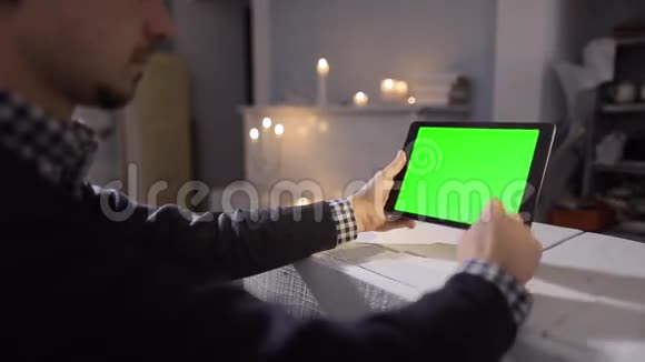 在咖啡店用平板的人带有绿色屏幕的平板电脑所以你可以很容易地裁剪和缩放非常适合演示和视频的预览图