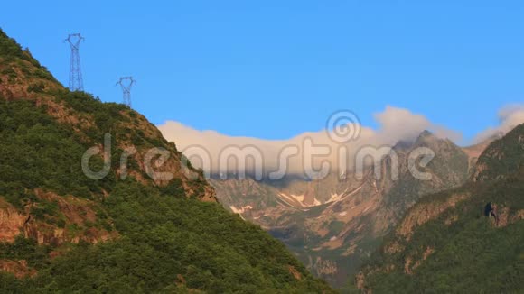 法国比利牛斯山脉山峰上空云层的时间推移视频的预览图