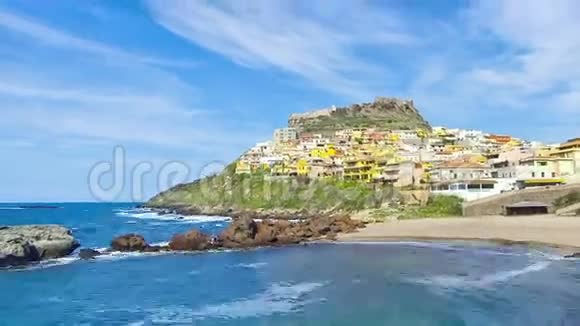 意大利撒丁岛中世纪城镇卡斯特尔萨多的五颜六色的房子视频的预览图