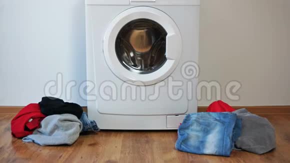 洗衣洗衣机洗彩色衣服视频的预览图