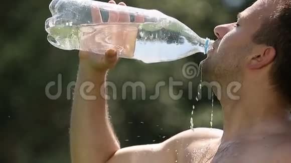 人类从自然界的塑料瓶里喝水视频的预览图