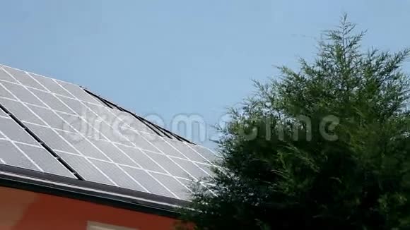 屋顶覆盖太阳能电池板视频的预览图
