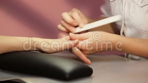 美容师手工整理指甲视频的预览图
