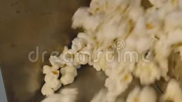 把工厂里的甜玉米花都切好慢慢地视频的预览图