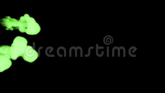 绿色墨水溶解在水中的黑色背景与卢马哑光计算机仿真的三维渲染注入水视频的预览图