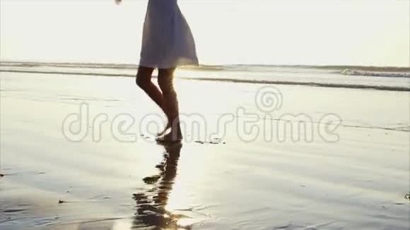 无忧无虑的女人在潮湿的海边转悠视频的预览图